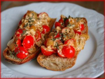 Bruschetta croustillante tomate cerise/oignons confits...