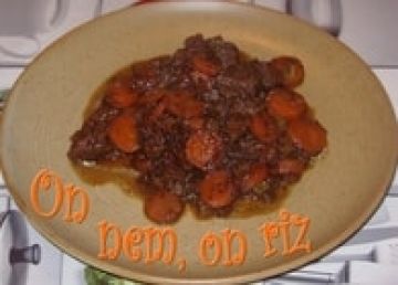 Boeuf braisé aux carottes, pommes et raisins secs Boeuf braisé aux carottes, pommes et raisins secs