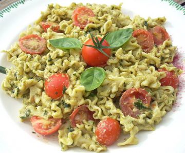 Pâtes au pesto et aux tomates cerises Pâtes au pesto et aux tomates cerises