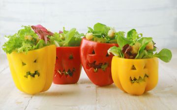 Salades d’halloween au potiron en affreux poivrons Salades d’halloween au potiron en affreux poivrons