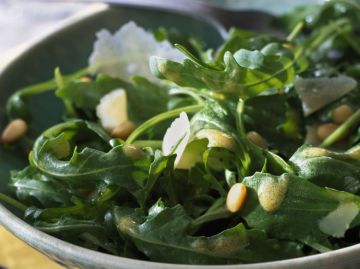 Salade de roquette au parmesan et pignons Salade de roquette au parmesan et pignons