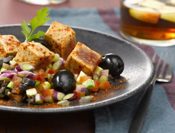 Thon au paprika, tartare d’avocat et tomate Thon au paprika, tartare d’avocat et tomate