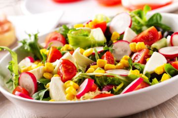 Salade minceur aux radis, tomates, mozzarella et maïs Salade minceur aux radis, tomates, mozzarella et maïs