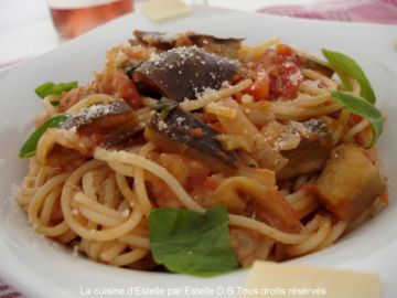 Pasta à la sauce tomate et aux aubergines Pasta à la sauce tomate et aux aubergines