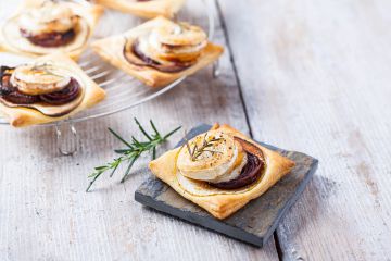 Feuilletés aux pommes, oignons caramélisés et chèvre Feuilletés aux pommes, oignons caramélisés et chèvre