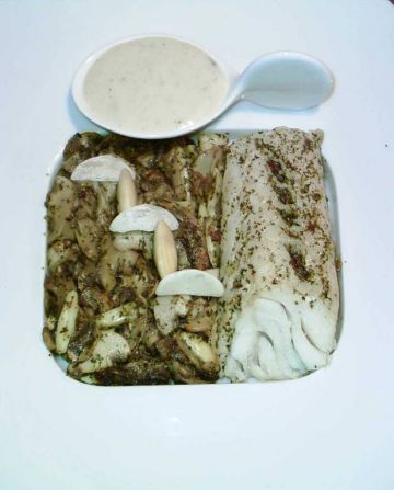 Filet de cabillaud, champignons en persillade et amandes, sauce blanche pou Filet de cabillaud, champignons en persillade et amandes, sauce blanche pou