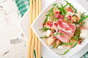 Salade de pêches au jambon de Parme et à la mozzarella Salade de pêches au jambon de Parme et à la mozzarella
