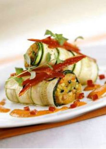 Roulés de courgette farcis aux lamelles de poivron Roulés de courgette farcis aux lamelles de poivron