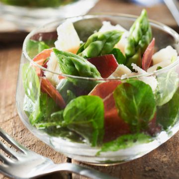 Salade de cresson, asperges vertes, jambon cru et parmesan, facile et pas cher Salade de cresson, asperges vertes, jambon cru et parmesan, facile et pas cher