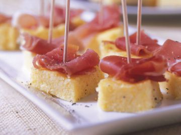 Canapés de polenta au parmesan et jambon Canapés de polenta au parmesan et jambon