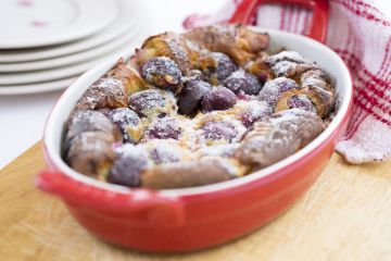 Clafoutis aux pommes, raisins, rhum et cannelle