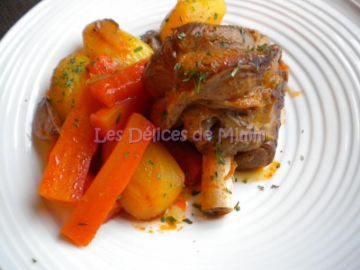 Souris d'agneau confites, carottes et pommes de terre Souris d'agneau confites, carottes et pommes de terre