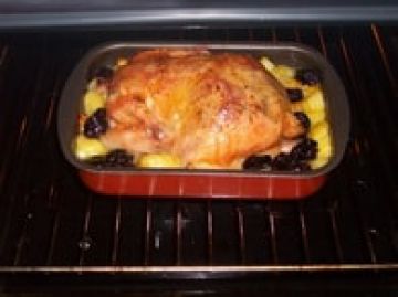 Poulet rôti avec ses pommes de terres et pruneaux Poulet rôti avec ses pommes de terres et pruneaux