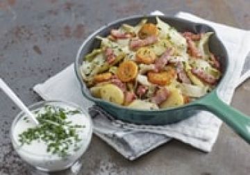 Poêlée aux pommes de terre, lardons, carottes, endives, crème aux fines herbes Poêlée aux pommes de terre, lardons, carottes, endives, crème aux fines herbes