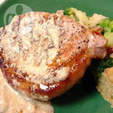 Côtes de porcs au barbecue et leur sauce au beurre citronnée Côtes de porcs au barbecue et leur sauce au beurre citronnée