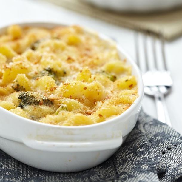 Gratin de macaronis aux brocolis, lard et cheddar