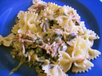 Farfalle aux courgettes, champignons et jambon
