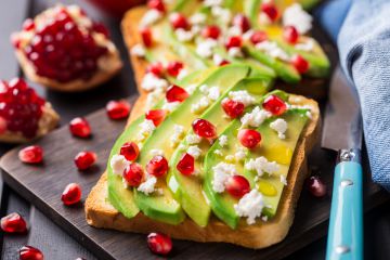 Tartine avocat, chèvre frais et grenade