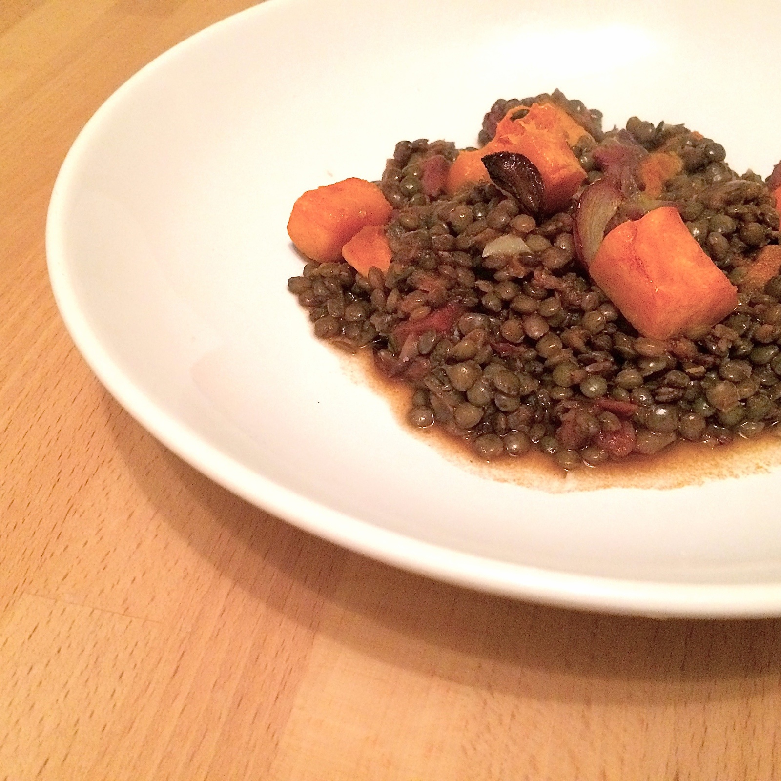 Lentilles vertes mijotées au chorizo et courge butternut rôtie Lentilles vertes mijotées au chorizo et courge butternut rôtie