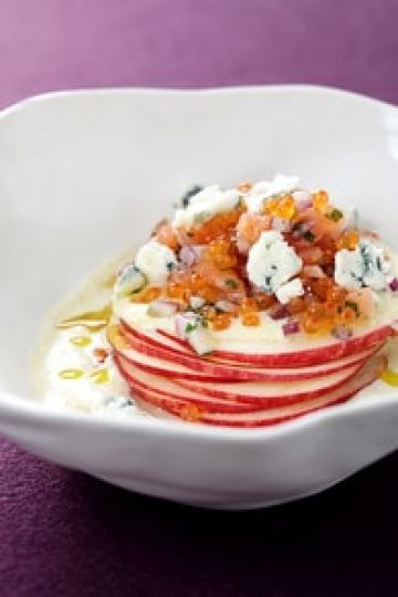 Tartare de saumon fumé, roquefort et lamelles de pommes Tartare de saumon fumé, roquefort et lamelles de pommes