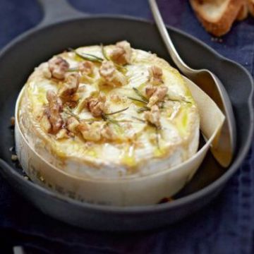 Camembert rôti au four, miel et noix Camembert rôti au four, miel et noix