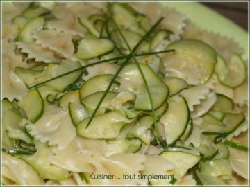 Farfalles aux courgettes et sa sauce à l' ail et au citron Farfalles aux courgettes et sa sauce à l' ail et au citron