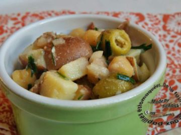Salade de pommes de terre, pois chiches, oignon, olives et ciboulette Salade de pommes de terre, pois chiches, oignon, olives et ciboulette