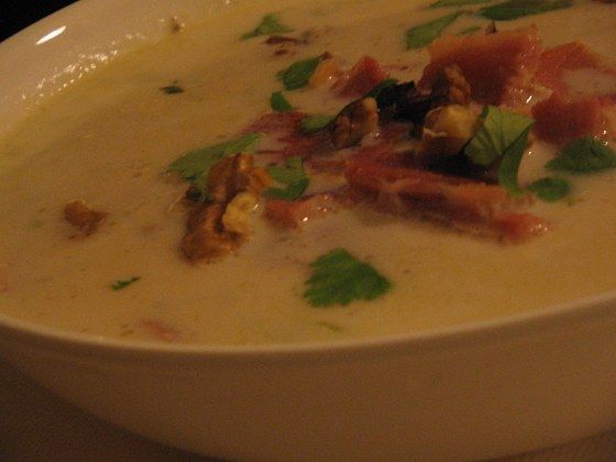 Soupe de pois chiches au jambon cru, noix et coriandre Soupe de pois chiches au jambon cru, noix et coriandre