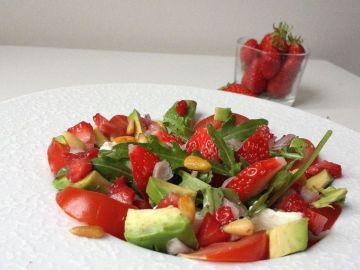 Salade roquette, tomate, avocat, fraise Salade roquette, tomate, avocat, fraise