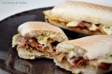 Panini au brie, lard fumé, moutarde à l'ancienne et oignons confits au balsamique Panini au brie, lard fumé, moutarde à l'ancienne et oignons confits au balsamique
