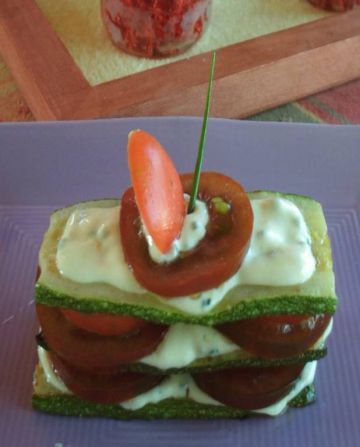 Millefeuilles de courgettes et tomates noires, crème de vache qui rit safranée Millefeuilles de courgettes et tomates noires, crème de vache qui rit safranée