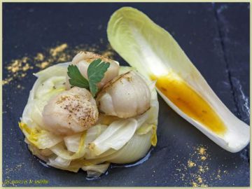 Noix de saint jacques, sauce à l'orange et endives confites Noix de saint jacques, sauce à l'orange et endives confites