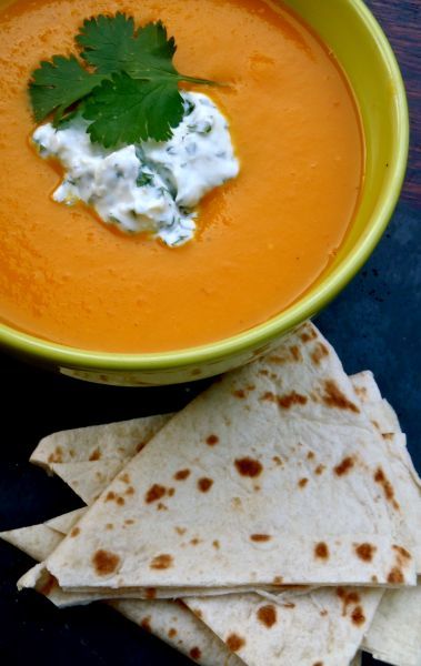 Soupe de carottes au safran et à l' orange avec une crème de fromage blanc au gingembre & coriandre Soupe de carottes au safran et à l' orange avec une crème de fromage blanc au gingembre & coriandre
