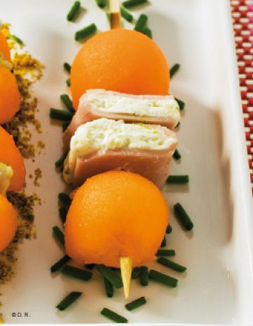Mini brochettes de melon Charentais jaune et sandwich jambon-fromage frais Mini brochettes de melon Charentais jaune et sandwich jambon-fromage frais