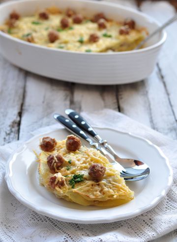 Gratin de pommes de terre aux boulettes de viande Gratin de pommes de terre aux boulettes de viande
