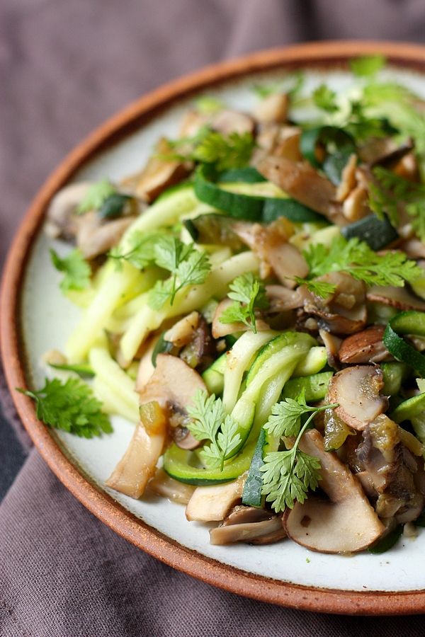 Spaghetti de courgettes sautés aux champignons et ail fumé - Gourmandiseries Spaghetti de courgettes sautés aux champignons et ail fumé - Gourmandiseries
