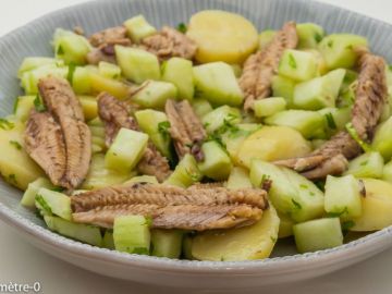 Salade de pommes de terre, concombre et sardines Salade de pommes de terre, concombre et sardines