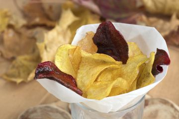 Chips de betteraves et pommes de terre maison Chips de betteraves et pommes de terre maison