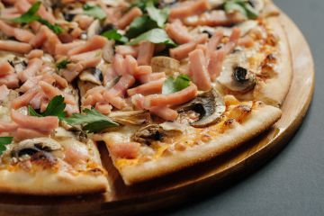 Pizza champignons et saucisses Knacki Pizza champignons et saucisses Knacki