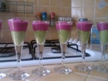 Lit de betterave sur crème d'avocat Lit de betterave sur crème d'avocat