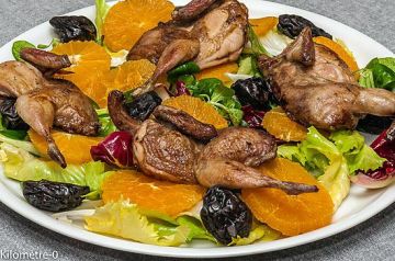 Salade de cailles à l'orange et aux pruneaux Salade de cailles à l'orange et aux pruneaux