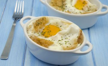 Oeufs cocotte à la poire et au chèvre, tomates provençale et purée de pois cassés Oeufs cocotte à la poire et au chèvre, tomates provençale et purée de pois cassés