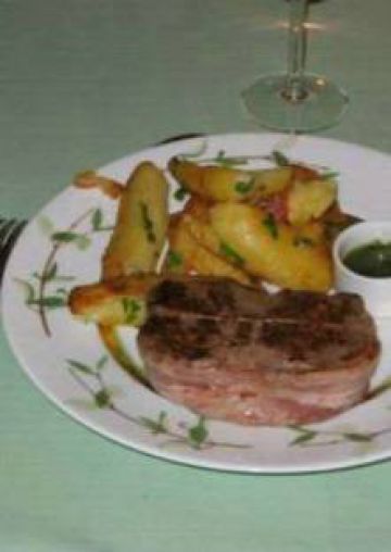 Tournedos grillés et pommes frites au gros sel Tournedos grillés et pommes frites au gros sel