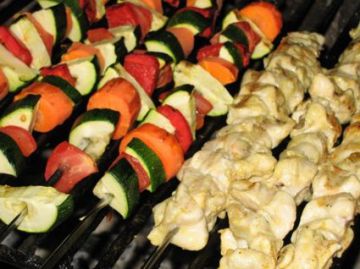 Brochettes de poulet mariné et légumes grillés