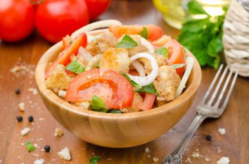 Panzanella (salade de croûtons de pain) Panzanella (salade de croûtons de pain)