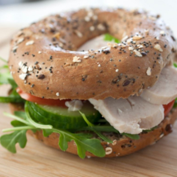 Bagels légers au poulet, crudités et sauce au yaourt Bagels légers au poulet, crudités et sauce au yaourt