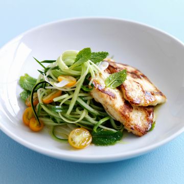 Escalope de dinde grillée, spaghettis de concombre et tomates cerises jaunes, facile et pas cher Escalope de dinde grillée, spaghettis de concombre et tomates cerises jaunes, facile et pas cher