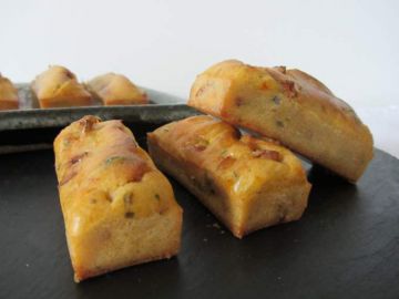 Minis cakes au basilic et aux tomates séchées Minis cakes au basilic et aux tomates séchées