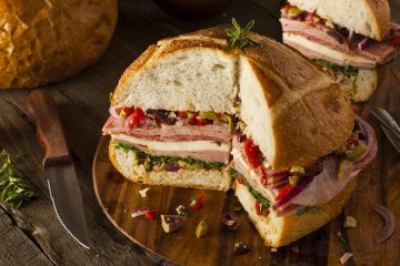 Muffuletta (sandwich sicilien au salami, mortadelle et provolone) Muffuletta (sandwich sicilien au salami, mortadelle et provolone)