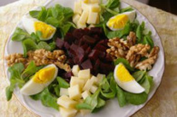 Salade de mâche, betterave, gruyère, noix et oeufs Salade de mâche, betterave, gruyère, noix et oeufs